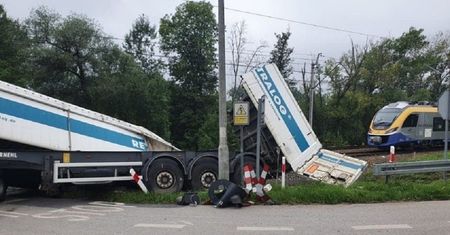 Pociąg wjechał w tira. Jest nagranie
