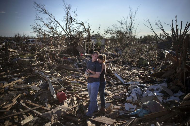 Para na ruinach rodzinnego domu po przejściu tornada w stanie Oklahoma w USA