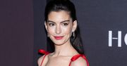 Anne Hathaway wyglądała zjawiskowo. W czerwonej kreacji ściągała wszystkie spojrzenia