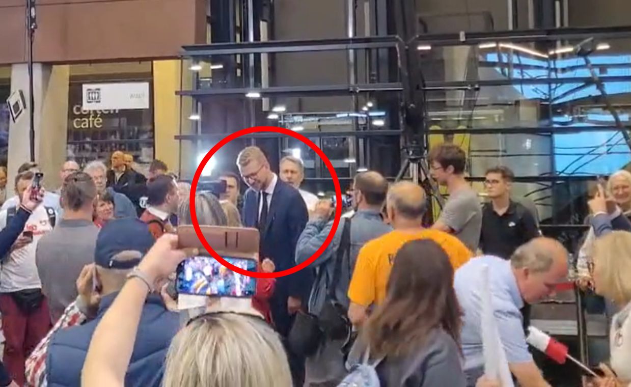 Przyszedł na spotkanie z Tuskiem. Pracownik TVP pożałował