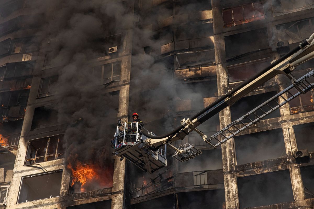 Pożar zbombardowanego przez armię rosyjską bloku mieszkalnego w Kijowie / fot. ROMAN PILIPEY