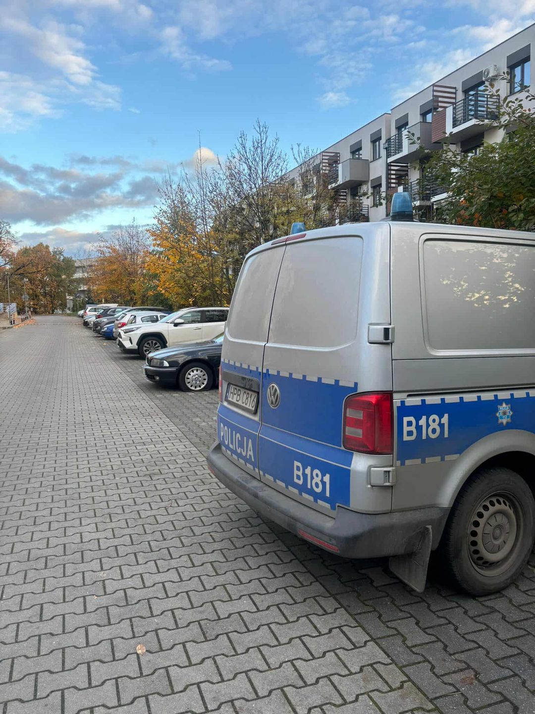 Zniszczone samochody na wrocławskim osiedlu