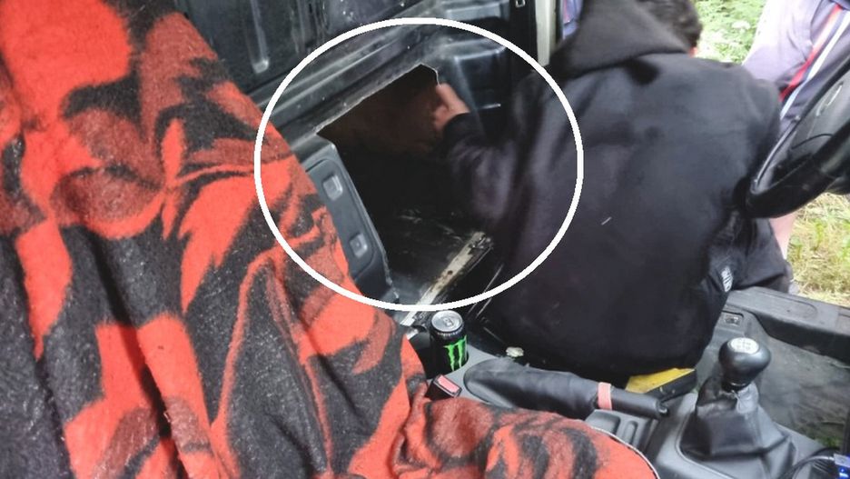 Przestrzeń ładunkowa auta została zamaskowana workami z peletem