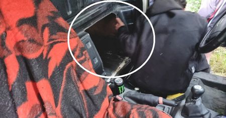 Skrytka dla migrantów między workami z peletem. Kurierzy wpadli na gorącym uczynku