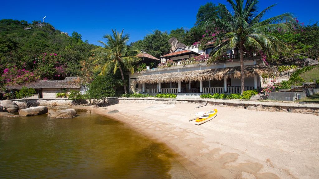 Small bungalow resort Ngoc Suong, in Cam Ranh Bay,south china sea, Nha Trang, Vietnam, Asia
Small bungalow resort Ngoc Suong, in Cam Ranh Bay,south china sea, Nha Trang, Vietnam, Asia, 30074697. (Photo by: Dukas/Universal Images Group via Getty Images)
Dukas
asian, coastal, paradise, historic, ranh, landscape, cam, historical, suong, coast, resort, garden, building, palm, exotic, seaside, bay, ngoc, landmark, china, nha, trang, ocean