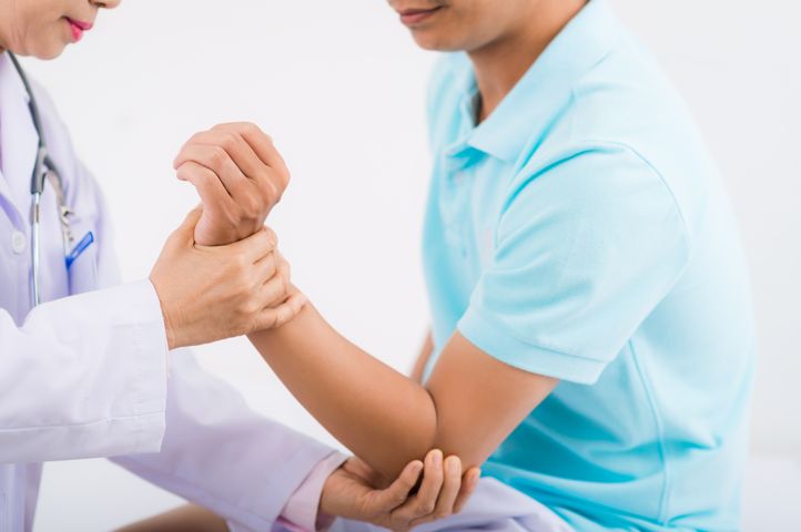 Wskazaniem do przeprowadzenia artroplastyki jest silny ból utrudniający wykonywanie codziennych czynności.