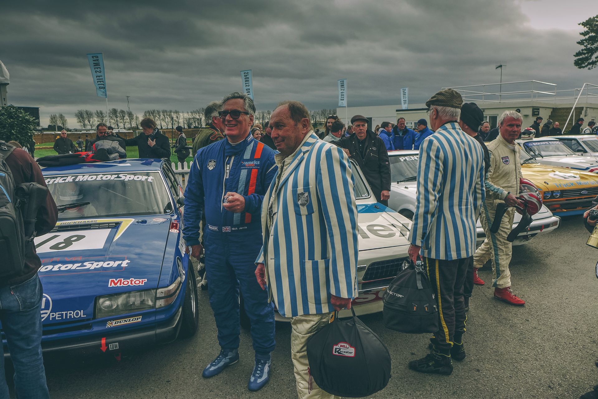 Przed startem do jednego z wyścigów podczas Members' Meeting w Goodwood: w pasiastej marynarce kapitana teamu pierwszy z lewej Jochen Mass, odwrócony tyłem Anthony Reid, ostatni z prawej legenedarny Steve Soper