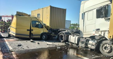 Dramat na obwodnicy. Kabina auta została niemal zmiażdżona
