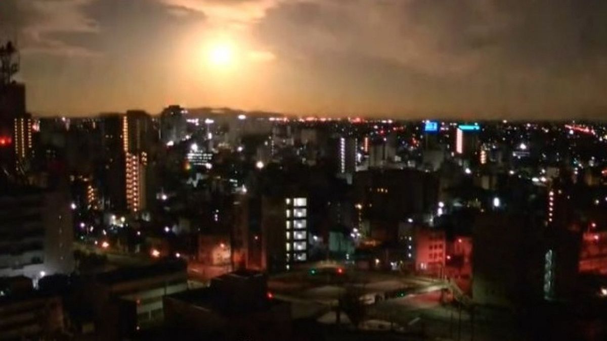 Kula ognia nad Japonią nagrana kamerą miejskiego monitoringu