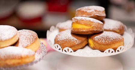 Pączki nie muszą ociekać tłuszczem. Przygotuj w ten sposób, a każdy z chęcią po nie sięgnie