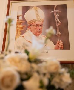 Odszedł otoczony przyjaciółmi. Wiemy, kto był przy papieżu do końca