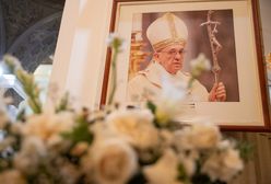 Odszedł otoczony przyjaciółmi. Wiemy, kto był przy papieżu do końca