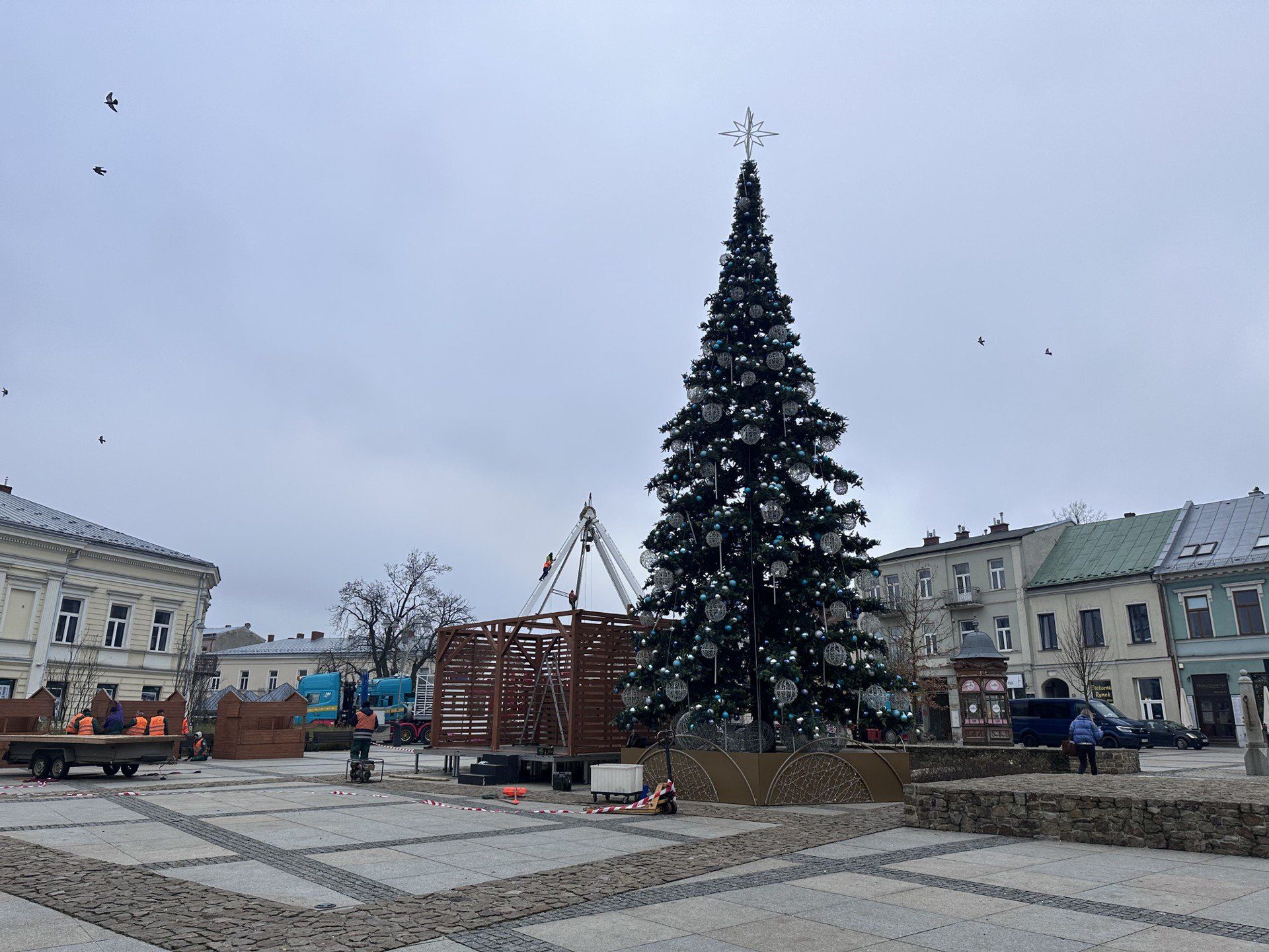 Choinka na Rynku ma 16 metrów, jej montaż rozpoczął się 1 grudnia, a 2 grudnia widać ja w całej okazałości.