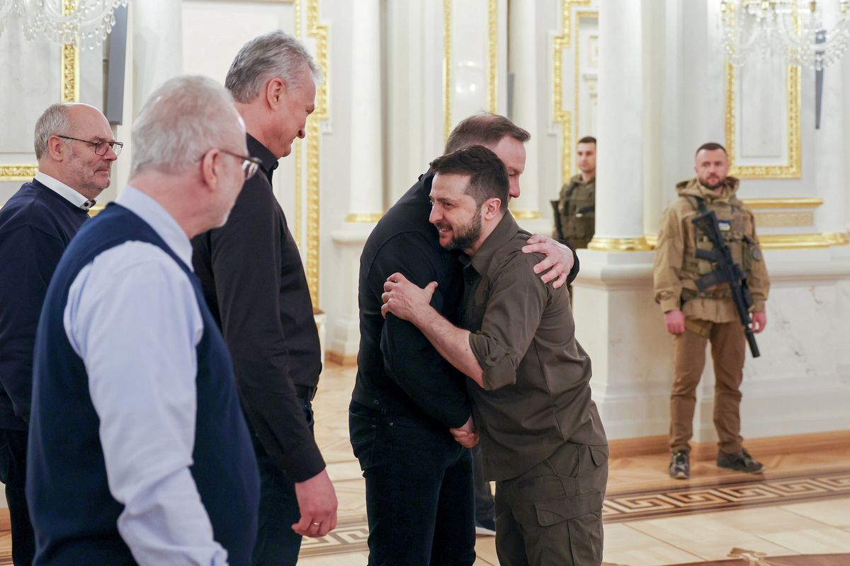 A handout photo made available by Polish President's Press Office (KPRP) shows Presidents of Lithuanian Gitanas Nauseda (3-L), Polish Andrzej Duda (2-R), Ukraine's President Volodymyr Zelensky (R), Latvia Egils Levits (2-L) and Estonia Alar Karis (L) during his visit to Kiev, Ukraine 13 April 2022. The visit of the presidents of Poland, Lithuania, Latvia and Estonia is underway, which is the first visit of heads of state to the Ukrainian capital since the beginning of the Russian aggression. EPA/JAKUB SZYMCZUK / KPRP HANDOUT HANDOUT EDITORIAL USE ONLY/NO SALES Dostawca: PAP/EPA.