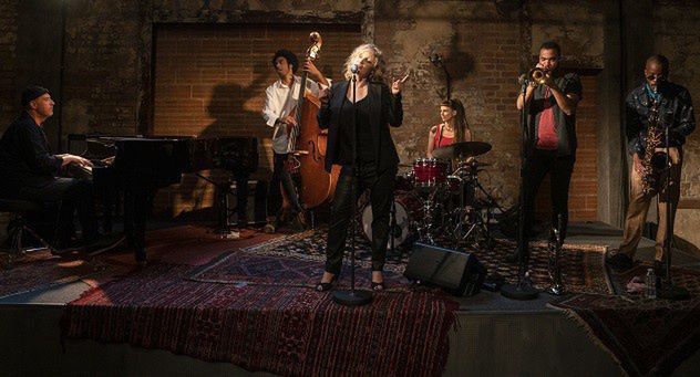 Netflix zakończył zdjęcia do serialu „The Eddy”. Joanna Kulig w jednej z głównych ról