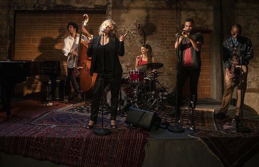 Netflix zakończył zdjęcia do serialu „The Eddy”. Joanna Kulig w jednej z głównych ról