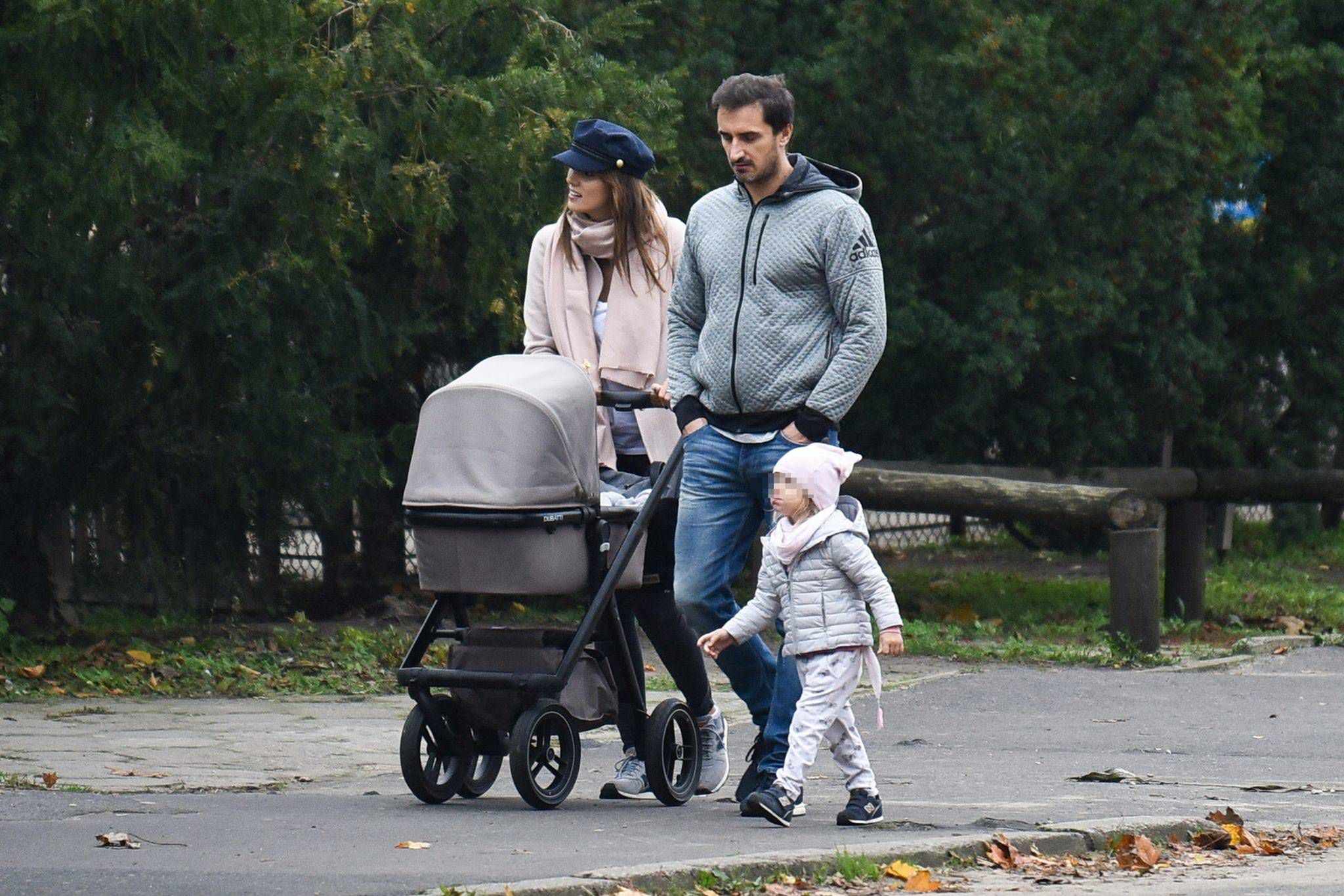 Paulina Krupińska i Sebastian Karpiel-Bułecka z dziećmi w zoo