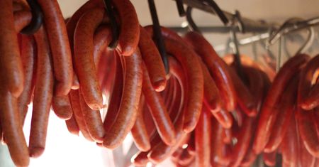 Wędzona kiełbasa wieprzowa (pęto)