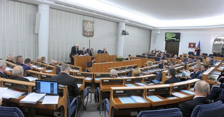 Senat zajmie się ustawą o KNF. Rozpatrzy przepis umożliwiający przejmowanie banku przez inny bank