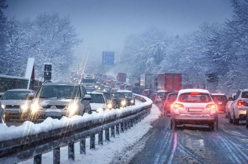 Śnieg w Warszawie. Opóźnienia pociągów, ponad 160 posypywarek w akcji