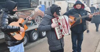 Wrocław: Lodowata niedziela na targowisku na Dworcu Świebodzkim. Aż towar zamarza! Zobaczcie, co można tam dziś upolować