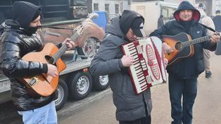 Wrocław: Lodowata niedziela na targowisku na Dworcu Świebodzkim. Aż towar zamarza! Zobaczcie, co można tam dziś upolować