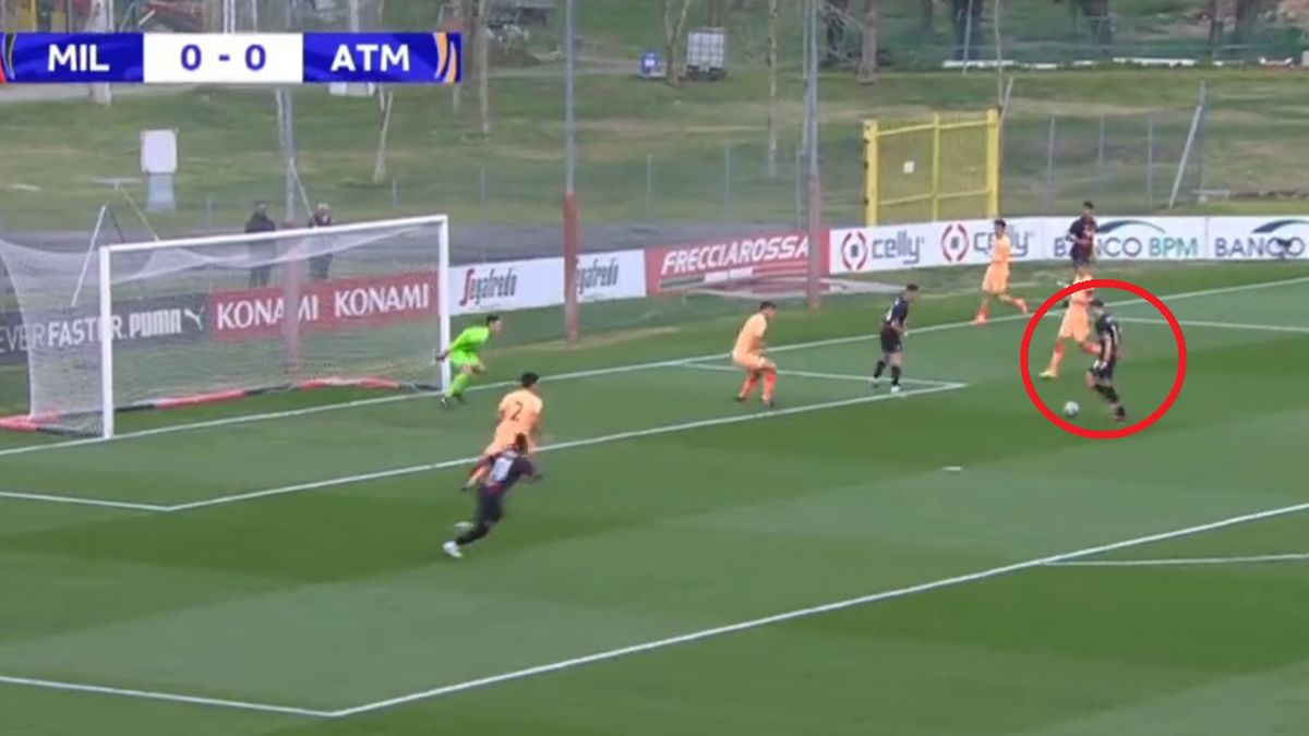 Twitter / Football Report / Na zdjęciu: uderzenie Dariusza Stalmacha