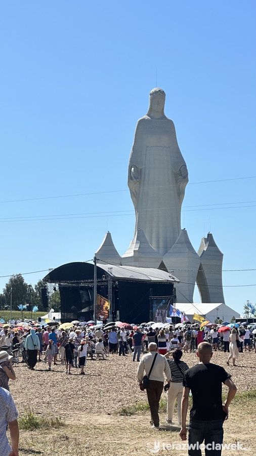 Poświęcono monumentalny pomnik Matki Bożej