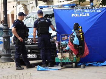 Tragedia na Krakowskim Przedmieściu. Nie żyje mężczyzna. Na miejscu czynności prowadzi policja
