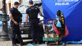 Tragedia na Krakowskim Przedmieściu. Nie żyje mężczyzna. Na miejscu czynności prowadzi policja