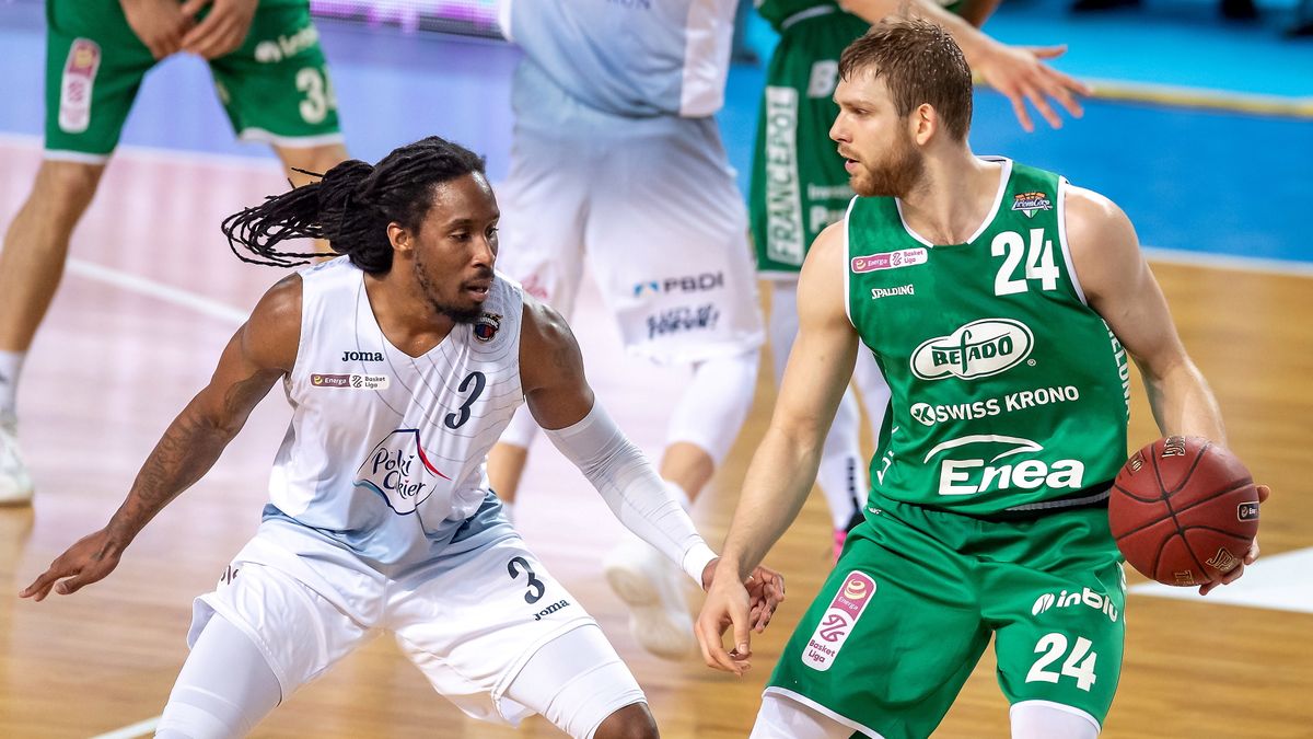 PAP / Tytus Żmijewski / Na zdjęciu: Michał Sokołowski (z piłką)