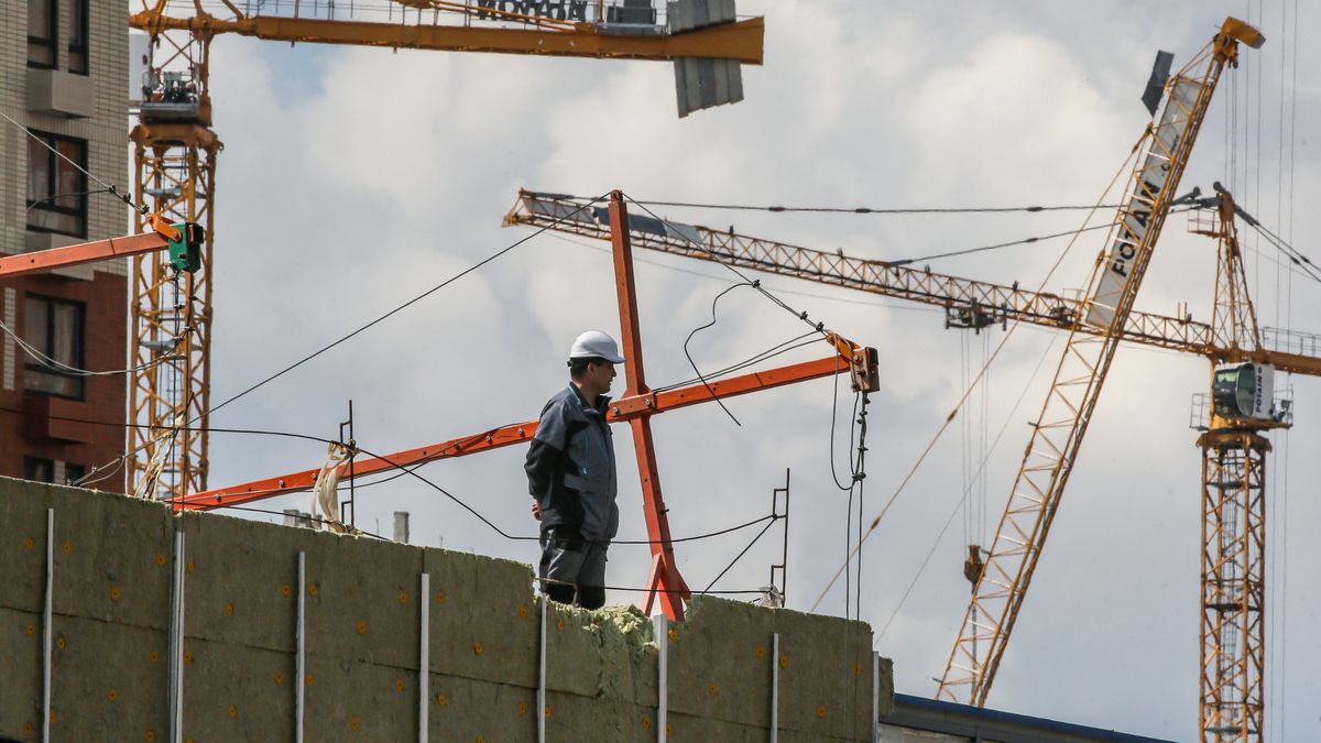 A construction worker on the site of a residential building in Moscow, Russia, 17 May 2024. Construction of one-room apartments smaller than 28 square meters has been banned in Moscow. According to the new rules approved by the Ministry of Construction, one-room apartments cannot be less than 28 square meters, two-room apartments 44 square meters, three-room apartments 56 square meters, four-room apartments 70 square meters. According to the General Director of the RKS Development Stanislav Sagiryan, apartments less than 28 square meters are about 5% of offers on the real estate market In Moscow. EPA/YURI KOCHETKOV Dostawca: PAP/EPA.