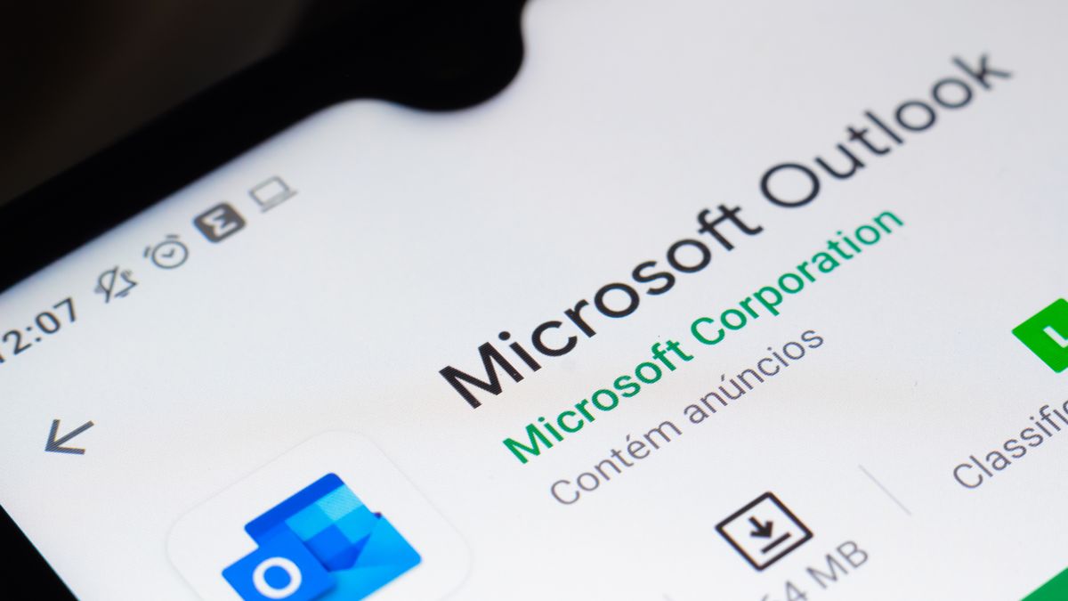 BRAZIL - 2020/10/09: In this photo illustration the Microsoft Outlook logo seen displayed on a smartphone. (Photo Illustration by Rafael Henrique/SOPA Images/LightRocket via Getty Images)