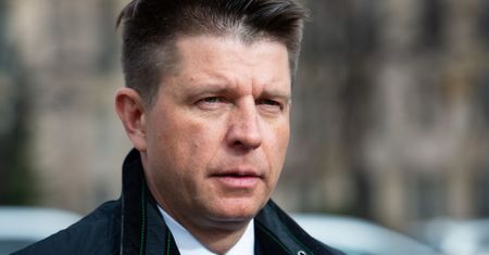 Petru siądzie za kasą w dyskoncie. "Podpisałem umowę"