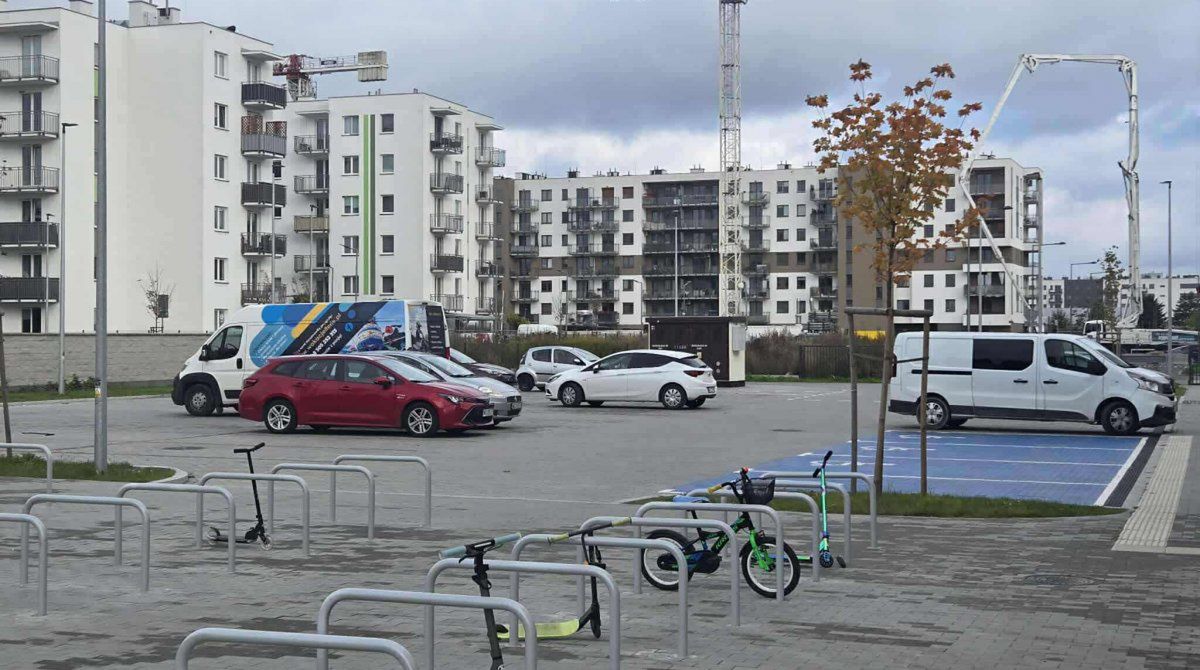 Warszawa: Dlaczego rodzice nie mogą wjechać na szkolny parking?