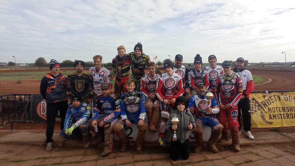 WP SportoweFakty / Stanisław Wrona / Na zdjęciu: drużyny Dutch Speedway Club i Middlesbrough Tigers po meczu w Lelystad