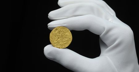 Znalazł na polu rzadką monetę z XIV w. Złotego "Leoparda" sprzedano za 140 tys. funtów