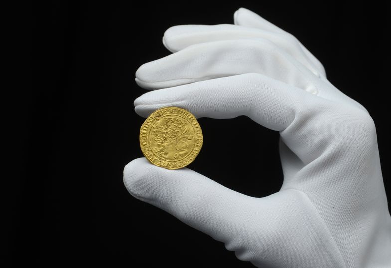 Znalazł na polu rzadką monetę z XIV w. Złotego "Leoparda" sprzedano za 140 tys. funtów