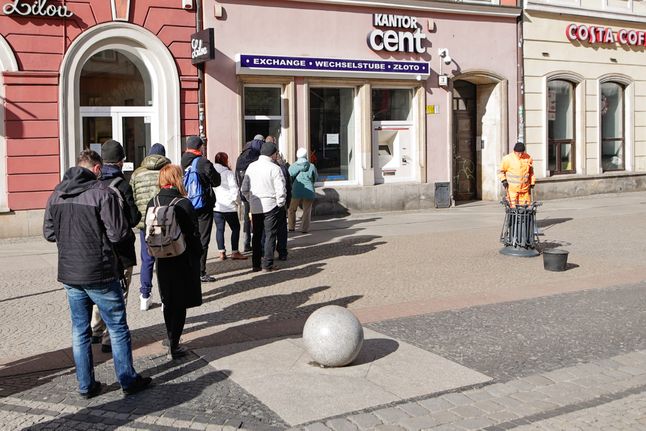 Ukraińcy wymieniają pieniądze. Kolejka przed kantorem we Wrocławiu.