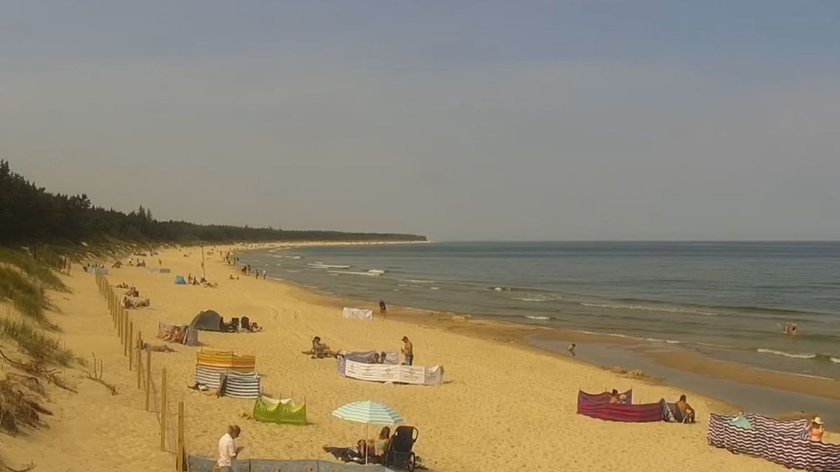  O godz. 11.00 na plaży w Grzybowie już pojawiło się wiele parawanów