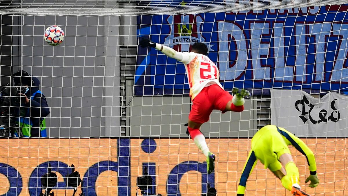 Justin Kluivert strzela gola w meczu RB Lipsk - Manchester United