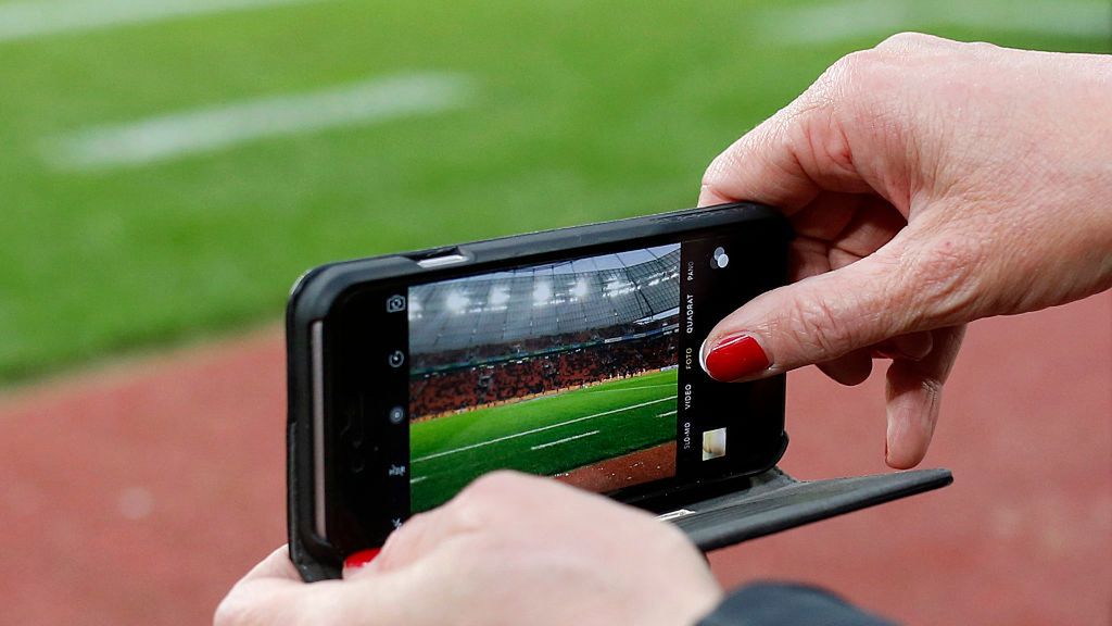 Kibicka ze smartfonem podczas meczu