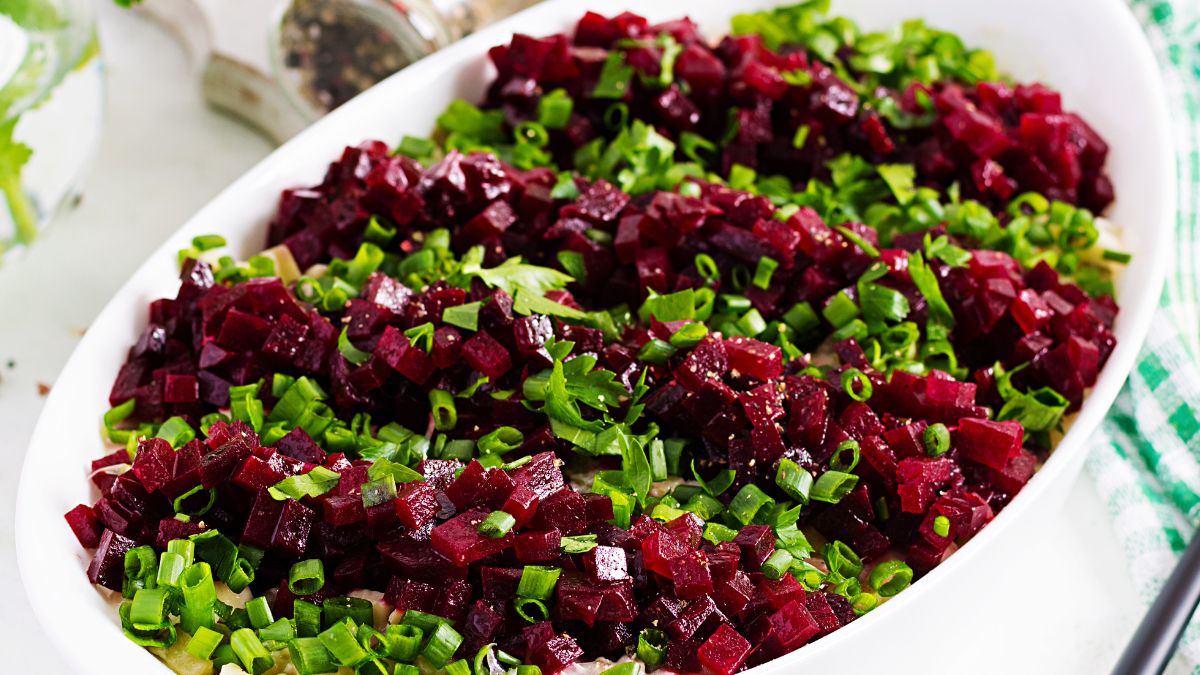 Pomysł na dekorację do sałatki śledziowej