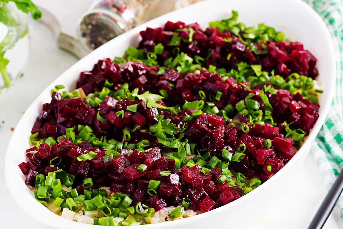 Do sałatki śledziowej dodaję jeden owoc. Jest nieziemsko smaczna