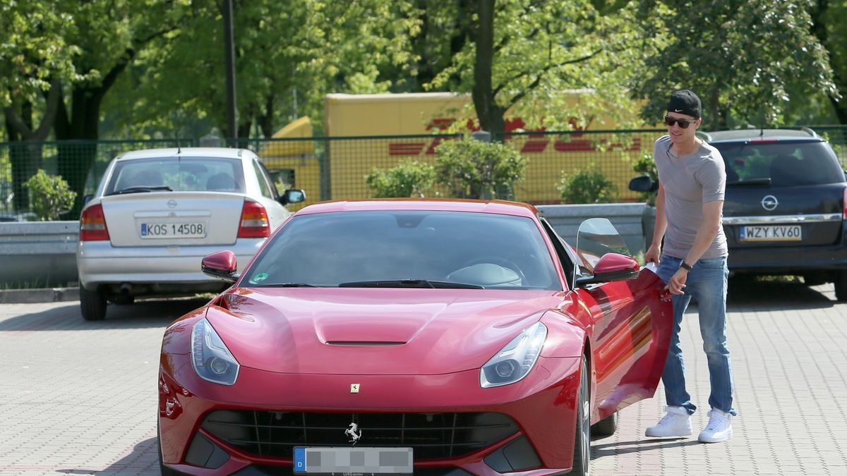 Prawdopodobnie najbardziej wyjątkowym autem, które kojarzy się z Lewandowskim, jest przepiękne ferrari F12 berlinetta. W 2014 roku piłkarz jeździł egzemplarzem w zwyczajowym dla tych włoskich supersamochodów kolorze – jednym z odcieni czerwonego. Auto pod maską ma wolnossące V12 o mocy 740 KM. Ciekawe, czy "Lewy" złożył zamówienie na następcę, model 812 Superfast?