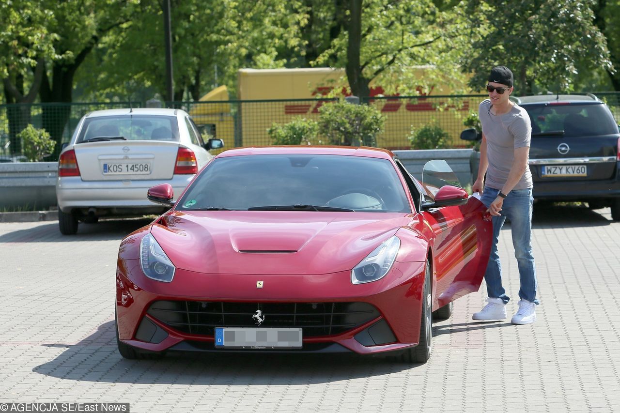 Prawdopodobnie najbardziej wyjątkowym autem, które kojarzy się z Lewandowskim, jest przepiękne ferrari F12 berlinetta. W 2014 roku piłkarz jeździł egzemplarzem w zwyczajowym dla tych włoskich supersamochodów kolorze – jednym z odcieni czerwonego. Auto pod maską ma wolnossące V12 o mocy 740 KM. Ciekawe, czy "Lewy" złożył zamówienie na następcę, model 812 Superfast?