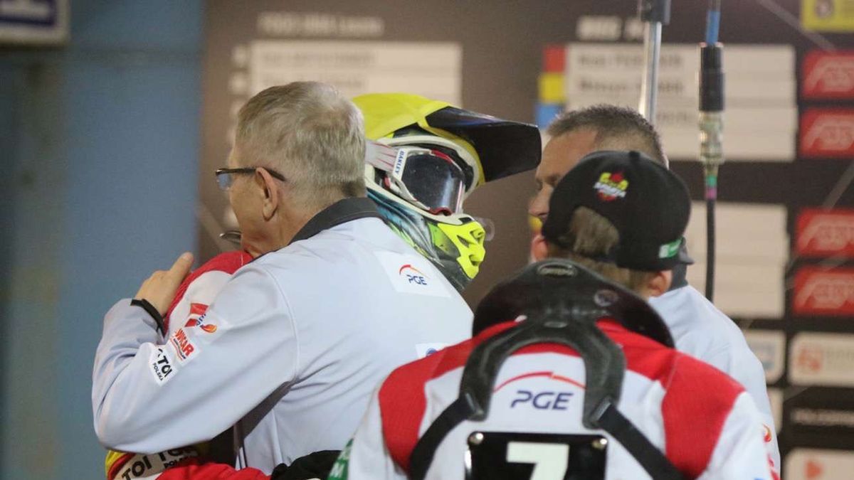 WP SportoweFakty / Jakub Brzózka / Andrzej Rusko w objęciach zawodników Sparty