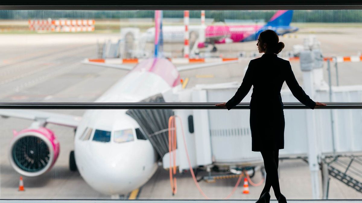 Stewardessa na tle samolotu Wizz Air