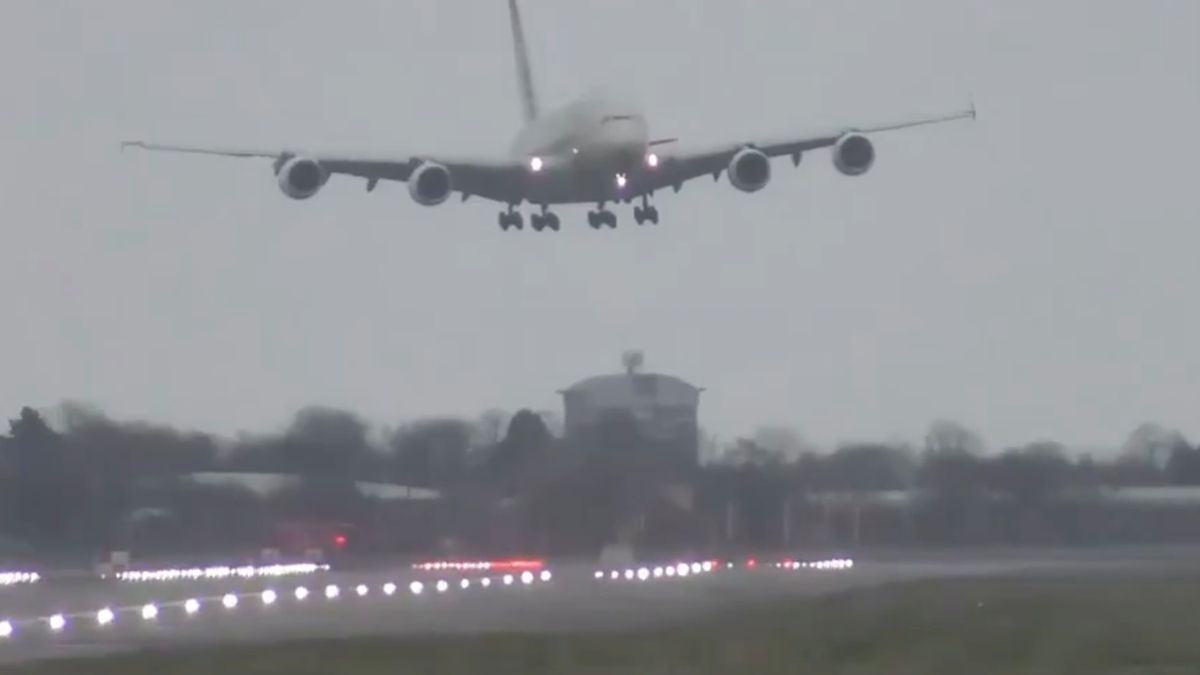 Twitter / FranceNews24 / Lądowanie samolotu w Bilbao