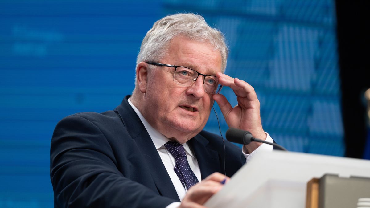 Bruksela, Belgia, 26.05.2025. Przewodnictwo Polski w Radzie UE. Minister rolnictwa Czesław Siekierski podczas konferencji prasowej po posiedzeniu Rady ds. Rolnictwa i Rybołówstwa w Brukseli, 26 bm. (jm) PAP/Kinga Majewska